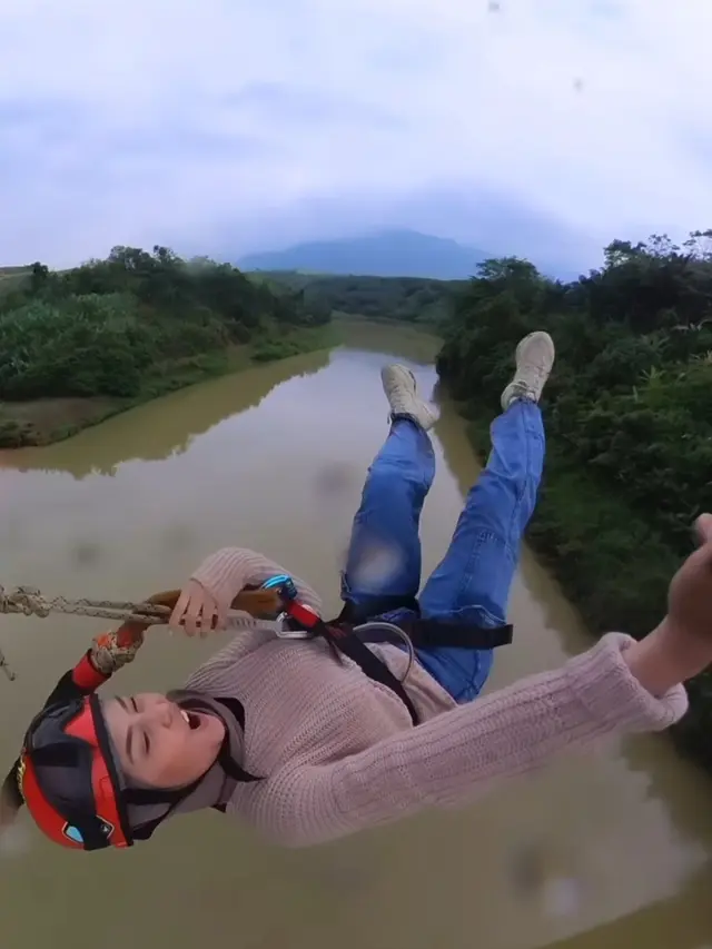 Dara Arafah Jajal Bungee Jumping