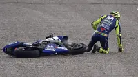 Momen saat pembalap Movistar Yamaha, Valentino Rossi terjatuh pada FP3 MotoGP Valencia. (JOSE JORDAN / AFP)