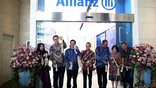 Business Director PT Asuransi Allianz Life Indonesia Bianto Surodjo resmikan Allianz Center Surabaya yang baru, Jumat (17/2/2023). (Dian Kurniawan/Liputan6.com)