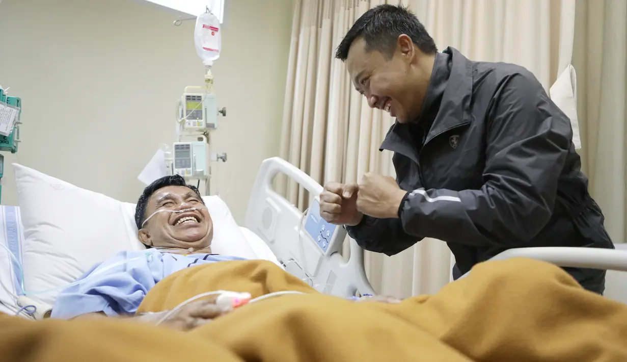 Menteri Pemuda dan Olahraga Imam Nahrawi menjenguk mantan Petinju legendaris Indonesia, Ellyas Pical di RS Harapan kita, Jakarta, Sabtu (18/2). Ellyas Pical menjalani perawatan akibat terkena serangan jantung. (Dok. Humas Kemenpora)
