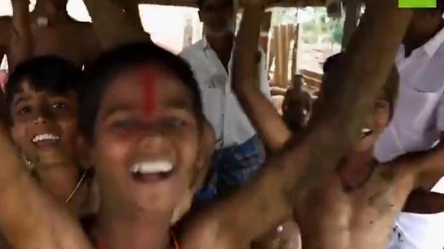 Dianggap Tak Akan Sakit, Unik Tradisi India Dengan Melempar Kotoran Sapi