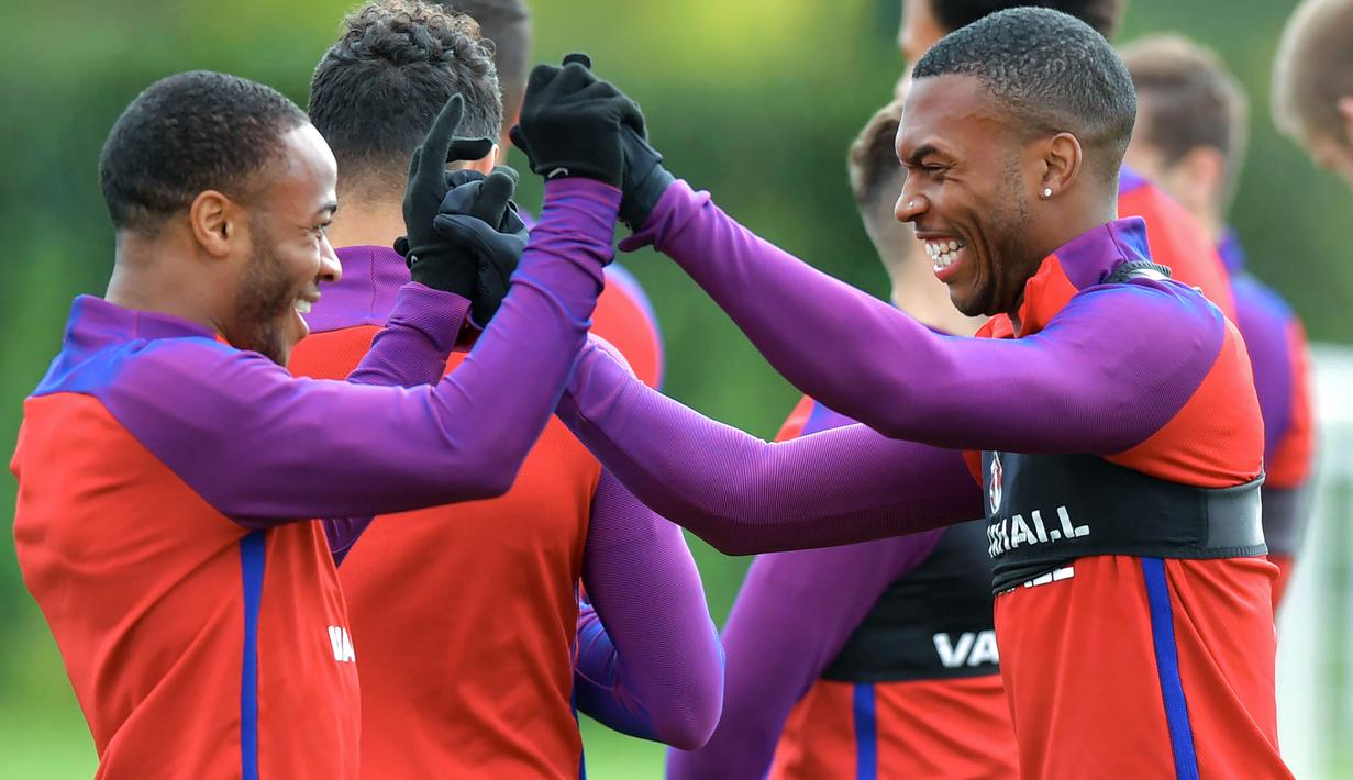 Raheem Sterling (kiri) dan Daniel Sturridge tertawa bersama saat sesi latihan di Tottenham Hotspur Training Ground, Enfield, (4/10/2017). Jika menang atas Slovenia, Inggris dipastikan lolos ke putaran final Piala Dunia 2018.  (AFP/Olly Greenwood)