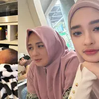 Selama ini tidak banyak yang tahu, ternyata ibunda Inara Rusli merupakan artis senior. Bahkan, sang ibu pernah menjadi lawan main bareng dengan Marshanda dalam sinetron Bidadari. Ibunda Inara merupakan artis era 2000-an bernama Mercy Lubis. [Instagram/mommy_starla]
