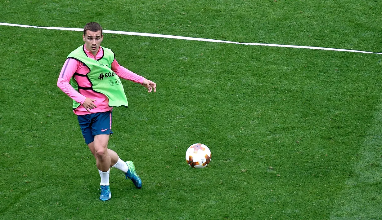 Penyerang Atletico Madrid, Antoine Griezmann saat mengikuti sesi latihan di stadion Parc OL di Decines-Charpieu (15/5). Atletico Madrid akan bertanding melawan wakil Prancis, Marseille pada babak final Liga Europa. (AFP Photo/Jean-Philippe Ksiazek)