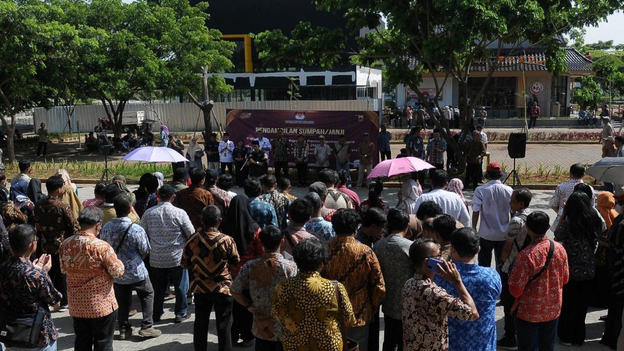 Sebanyak 1.498 petugas KPPS kelurahan Jakasampurna, Kecamatan Bekasi Barat menjalani pengambilan sumpah dan janji di sana.<br>(Foto merdeka.com / Imam Buhori)<br>