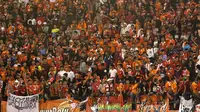 Jakmania membaur dengan Pasoepati di tribun Stadion Manahan, Solo. Pemandangan yang menyejukkan hati. (Bola.com/Nicklas Hanoatubun)