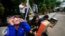 Sejumlah mahasiswa mencoba peralatan  yang akan di gunakan untuk mengamati gerhana matahari di taman Pintar Yogyakarta, (2/3). Kawasan Tugu menjadi salah satu tempat pengamatan gerhana matahari pada 9 Maret 2016. (Liputan6.com/Boy Harjanto)