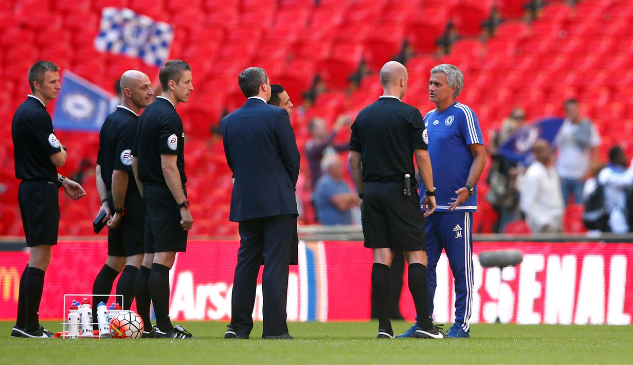 Pelatih Chelsea, Jose Mourinho, memprotes wasit Anthony Taylor di akhir dalam Community Shield 2015 di Stadion Wembley, Inggris. Minggu (2/8/2015) malam WIB. (Action Images via Reuters/John Sibley)