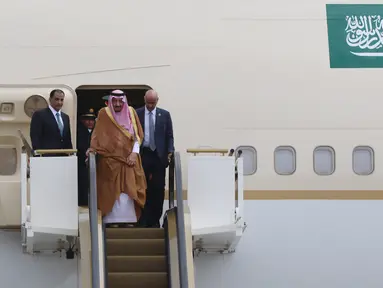 Raja Arab Saudi Salman bin Abdulaziz al-Saud turun dengan eskalator khusus, di Bandara Halim Perdanakusuma, Jakarta, Rabu (3/1). Raja Salman mendarat di Indonesia dengan menumpang Pesawat Saudia Arabian Airline. (Liputan6.com/Fery Pradolo)