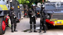 Polisi bersenjata lengkap melakukan pengamanan di Kawasan Bundaran HI, Jakarta, Jumat (31/12/2021). Pengaman tersebut untuk mengamankan kondisi Jakarta saat malam pergantian tahun baru 2021. (Liputan6.com/Angga Yuniar)