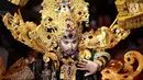 Model membawakan kostum dari ragam budaya Asia pada acara Jember Fashion Carnaval (JFC) di Lippo Mall Kemang, Jakarta, Senin (20/8). JFC menampilkan lebih dari 50 kostum budaya negara Asia dan Indonesia. (Liputan6.com/Fery Pradolo)