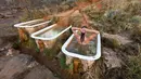 Seorang pengunjung saat menikmati bak mandi alami di Mystic Hot Springs di Utah, Amerika Serikat. Disini anda disuguhkan pengalaman mandi diatas bukit sambil menikmati Matahari terbenam dari atas. (Dailymail.co.uk)