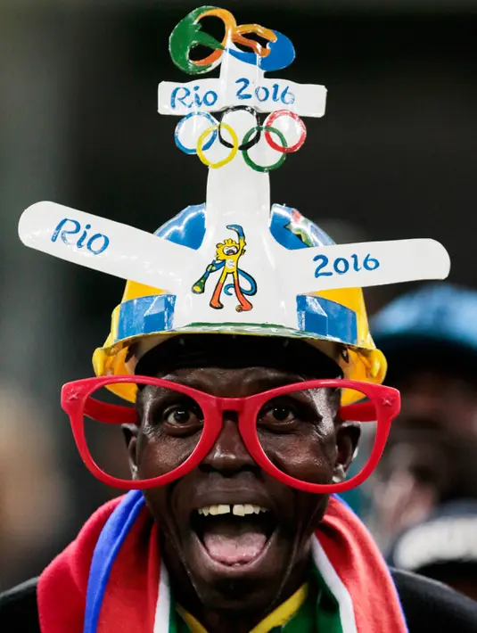 Atribut unik salah satu pendukung asal Afrika Selatan saat menyaksikan laga sepak bola putra antara tim kesayangannya melawan Irak dalam ajang Olimpiade 2016, di Rio de Janeiro, 10 Agustus 2016. (AFP PHOTO/Miguel SCHINCARIOL)