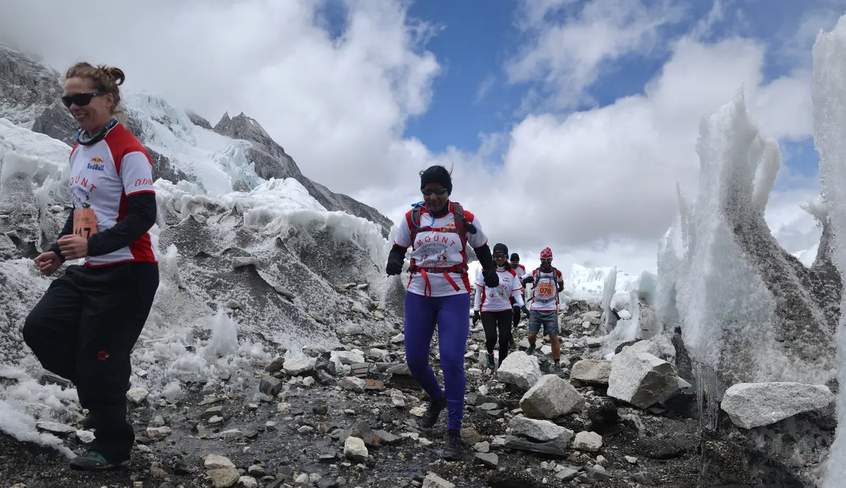 Para pelari bersaing untuk mencapai garis finish saat mengikuti lomba maraton di Gunung Everest, Nepal, Minggu (29/5). Lomba lari marathon tertinggi di dunia itu dimenangi oleh Bed Bahadur Sumuwar, tentara asal Nepal dengan waktu 4:00:10 (HO/HIMEX/AFP)