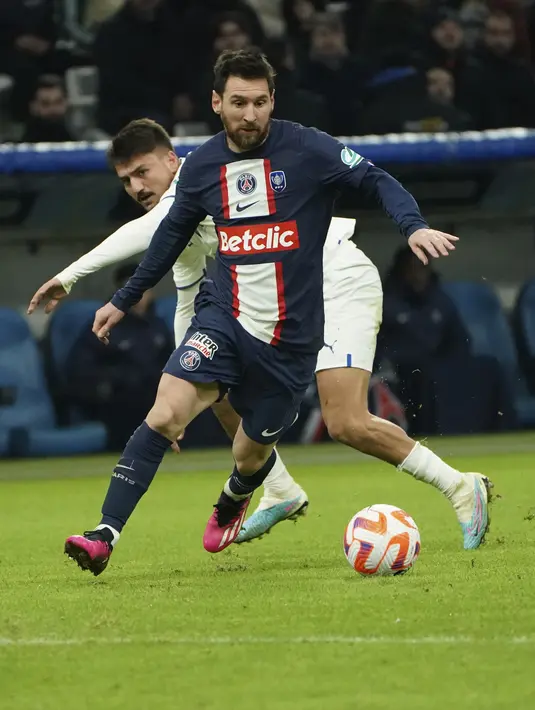 Penyerang Paris Saint-Germain (PSG) Lionel Messi menggiring bola melewati penyerang Olympique Marseille Cengiz Under pada babak 16 besar Coupe de France atau Piala Prancis 2022-23 di Stade Velodrome, Kamis (9/2/2023) dini hari WIB.  Sementara PSG hanya mampu mencetak satu gol via Sergio Ramos pada menit ke-45+2. (AP Photo/Laurent Cipriani)