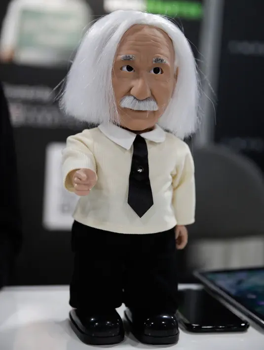 Robot berwajah Profesor Albert Einstein dipamerkan di Consumer Electronic Show (CES) 2017 di Las Vegas, Nevada, AS (5/1).  Robot ini memeliki tinggi 14 inci dan memiliki kulit lembut. (AP Photo/Jae C. Hong)