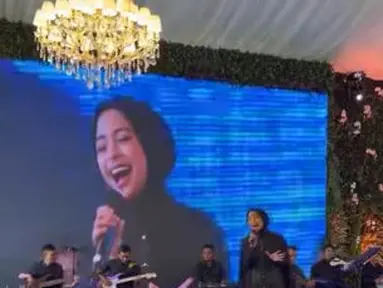 Tak hanya sebagai tamu, Tantri Kotak juga bernyanyi di acara pernikahan putri Anies Baswedan. (Foto: Instagram/@tantrisyalindri)