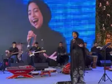Tak hanya sebagai tamu, Tantri Kotak juga bernyanyi di acara pernikahan putri Anies Baswedan. (Foto: Instagram/@tantrisyalindri)