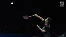 Pebulu tangkis unggulan ketujuh tunggal putra Indonesia Open 2019, Anthony Sinisuka Ginting melakukan smes ke arah Kantaphon Wangcharoen (Thailand) di 16 besar Indonesia Open 2019 di Istora Senayan, Jakarta, Kamis (18/7/2019). Anthony kalah 20-22, 21-11, 19-21. (Liputan6.com/Helmi Fithriansyah)