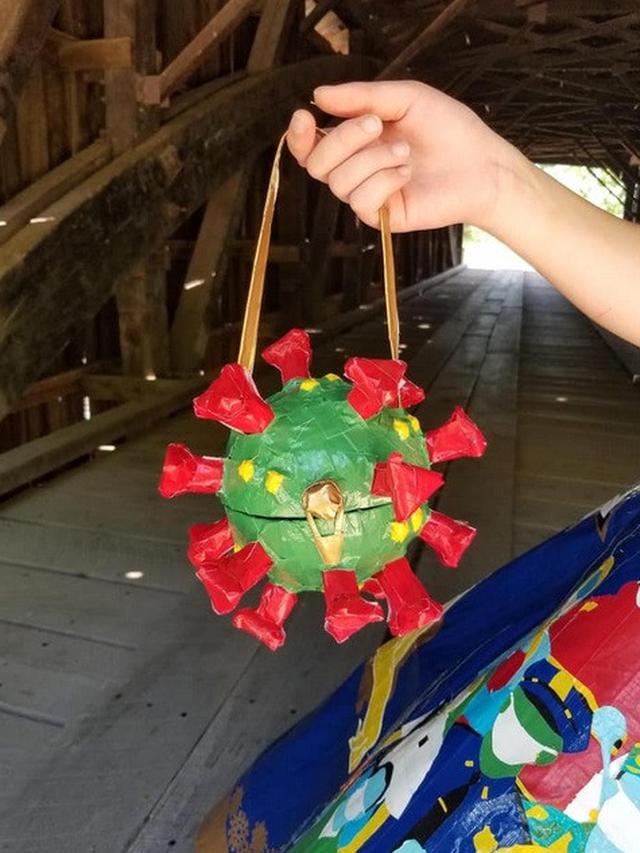 gadis buat gaun bertema corona dari lakban