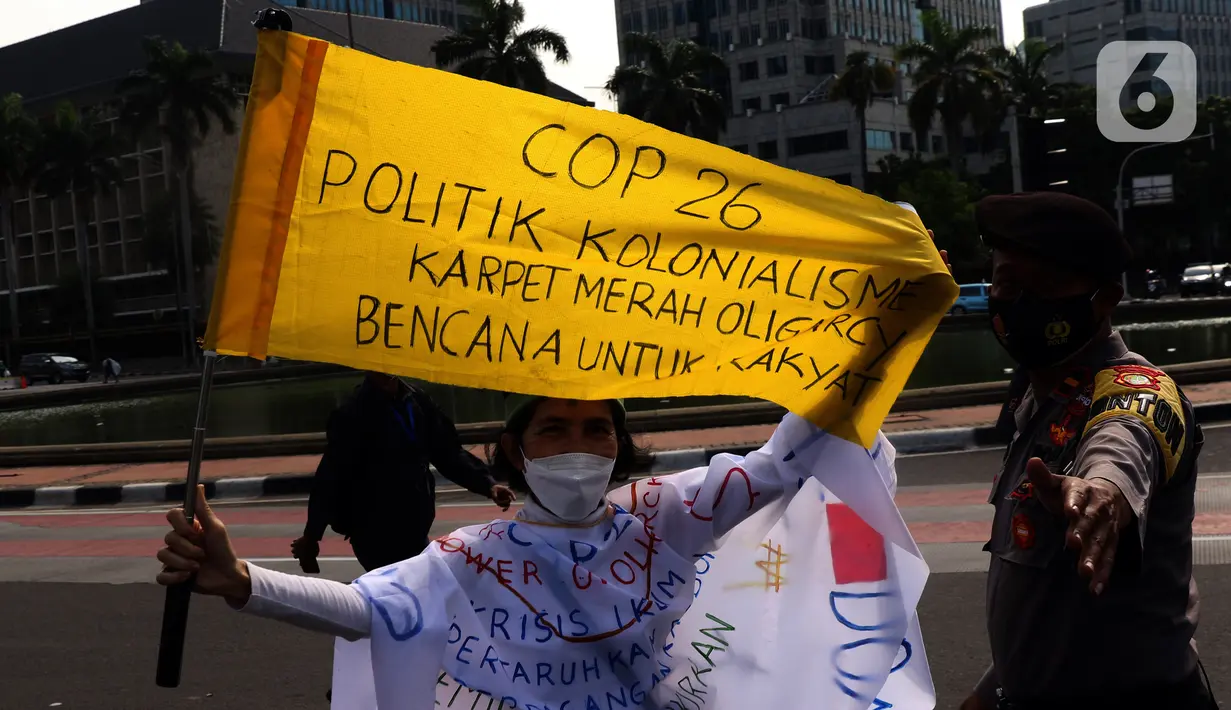 Aliansi Perlawanan Iklim melakukan aksi damai di kawasan Monas, Jakarta, Jumat (5/11/2021). Massa menyerukan bahwa bumi sedang darurat serta krisis iklim namun dibiarkan karena negara hanya melindungi oligarki dan bisnisnya, bukan masa depan seluruh rakyat Indonesia. (Liputan6.com/Angga Yuniar)