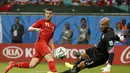 Penjaga gawang Timnas AS, Tim Howard (kanan), berhasil mementahkan sepakan pemain depan Belgia, Kevin Mirallas, di laga 16 besar Piala Dunia 2014 di Stadion Fonte Nova, Salvador, (2/7/2014). (REUTERS/Sergio Moraes)