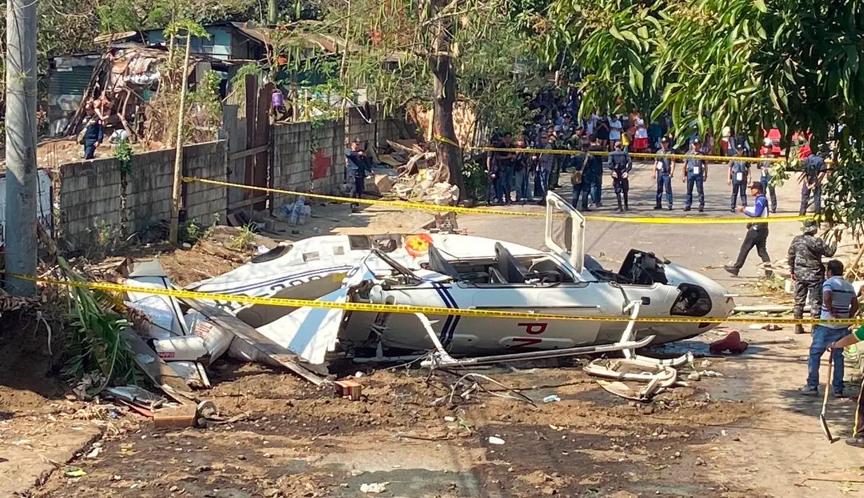 Lokasi jatuhnya Helikopter bell 429 yang membawa kepala polisi Filipina ditutup di San Pedro, selatan Manila, Kamis (5/3/2020). Helikopter yang membawa Kepala Polisi Filipina Jenderal Archie Francisco Gamboa dan beberapa pejabat PNP lainnya itu jatuh sesaat setelah lepas landas. (AP/Aaron Favila)