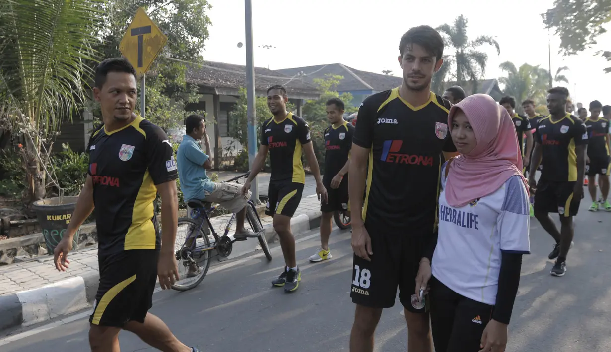 Pemain Mitra Kukar, Carlos Raul foto bersama warga usai berlatih jelang semi final Piala Presiden melawan Persib di Tenggarong, Kaltim, Minggu (4/10/2015). (Bola.com/Vitalis Yogi Trisna)