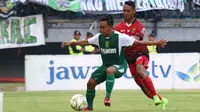 Ariel Sharon de Keyzer (kanan) saat duel Persebaya vs Persinga di Stadion Gelora Bung Tomo, Surabaya, Kamis (16/2/2019). (Bola.com/Aditya Wany)