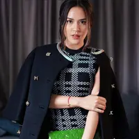 Kombinasi blazer warna hitam dengan tweed dress warna monokrom. Untuk menyempurnakan penampilannya, pelantun lagu “mantan terindah” ini membawa handbag warna hijau. (Instagram/raisa6690).