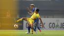Pemain Persib Bandung, Raphael Maitimo berebut bola dengan pemain Bhayangkara FC pada Liga 1 2017 di Stadion Patriot, Bekasi, Minggu (04/06/2017). (Bola.com/Nicklas Hanoatubun)