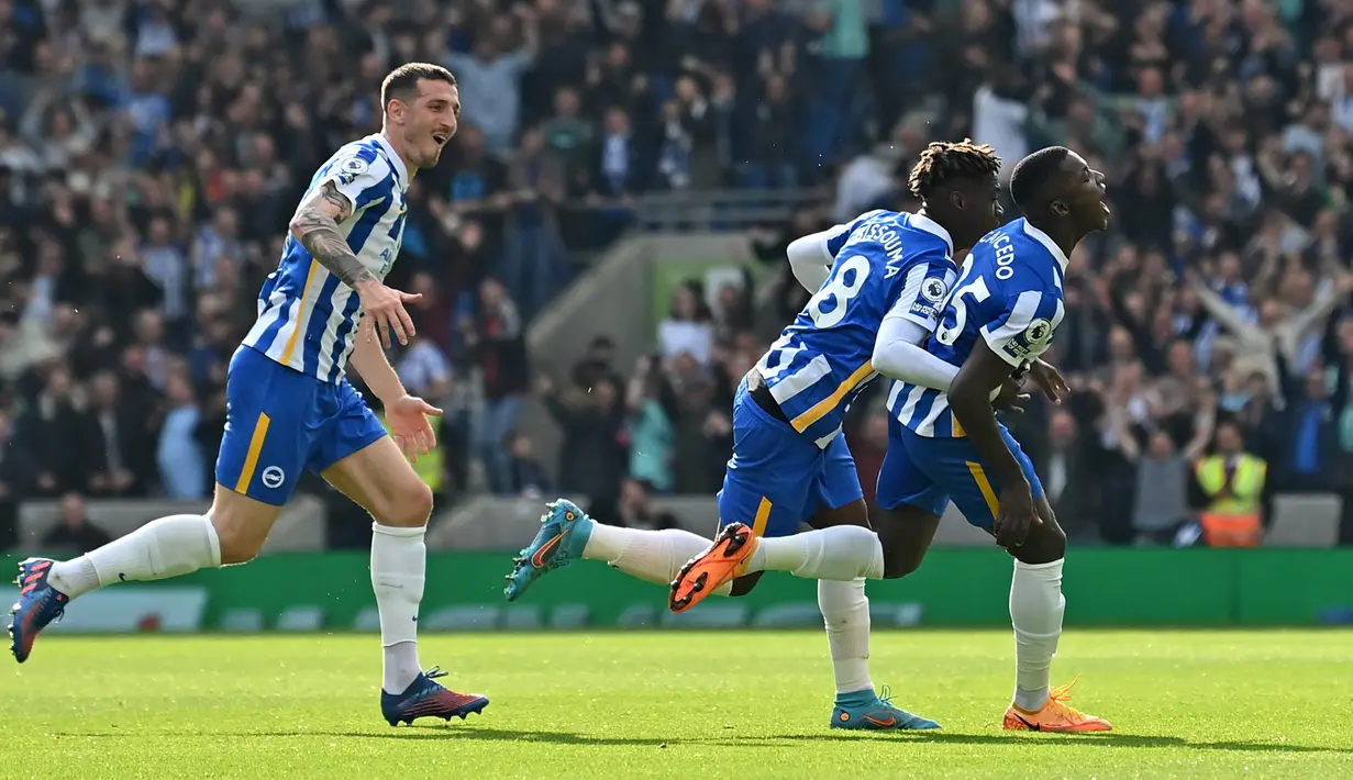 <p>Pemain Brighton and Hove Albion Moises Caicedo (kanan) melakukan selebrasi usai mencetak gol ke gawang Manchester United pada pertandingan sepak bola Liga Inggris di American Express Community Stadium, Brighton, Inggris, 7 Mei 2022 . Manchester United kalah 0-4. (Glyn KIRK/AFP)</p>