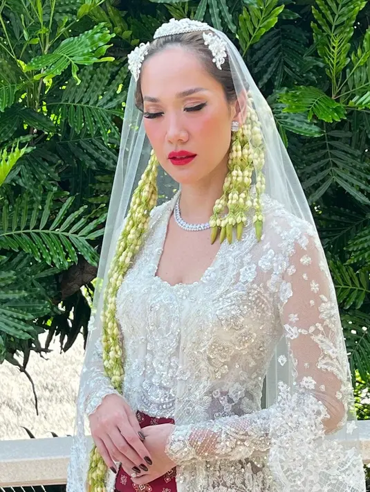 Bagian alis diarsir tipis, kemudian diaplikasikan cut crease dengan eyeshadow cokelat pada kelopak matanya, dan white eyeliner pada area waterline. Tak lupa bulu mata palsu untuk menajamkan riasan matanya. [@bumiauw]