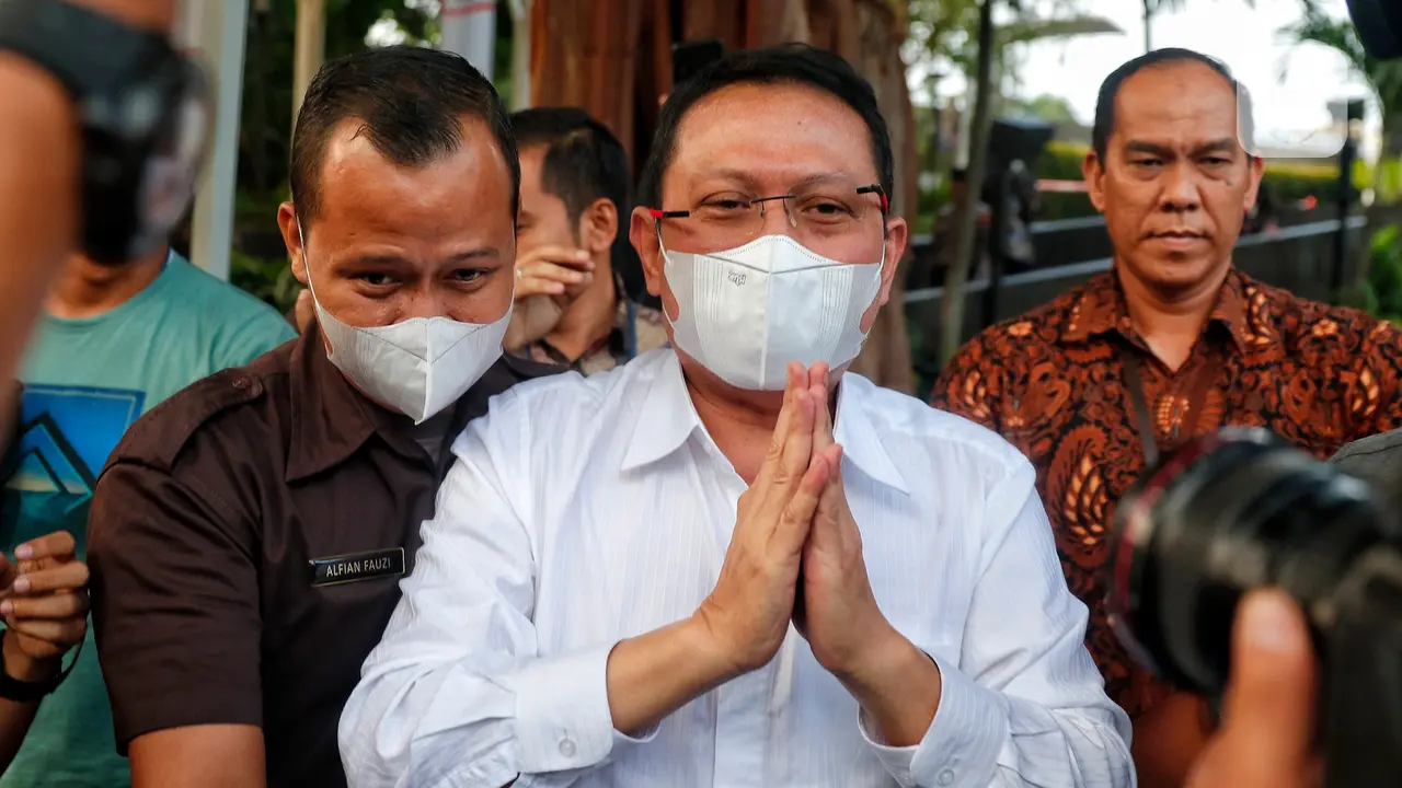 Sekretaris MA Hasbi Hasan Beri Salam Usai Diperiksa KPK Terkait Dugaan Kasus Suap