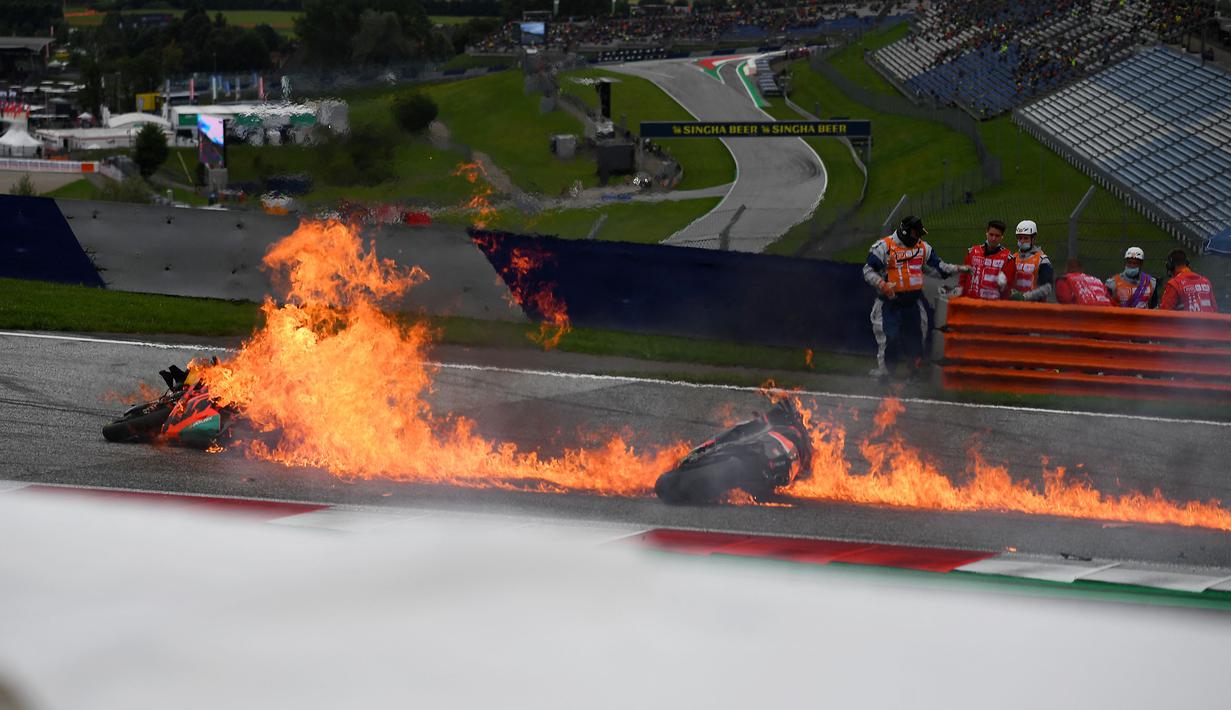 Terlihat dalam tayangan ulang Dani Pedrosa mengalami highside usai tikungan ketiga dan motor KTM RC16nya berada di tengah trek. (Foto: AFP/Joe Klamar)