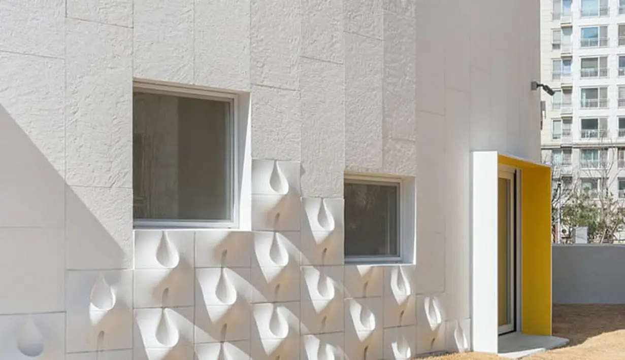 Terbuat dari beton berserat, dinding ini dilengkapi lubang drainase.(Lightersideofrealestate.com)