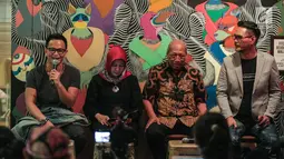 Yosi Mokalu (kiri) memberi penjelasan saat menjadi narasumber dalam diskusi bulanan Masterpiece NKRI Pancasila 9an 'Spirit of Ahok' Oktober (ke lima) di Jakarta, Senin (9/10). Diskusi ini bertemakan 'Ahok, The Untold Story'. (Liputan6.com/Faizal Fanani)
