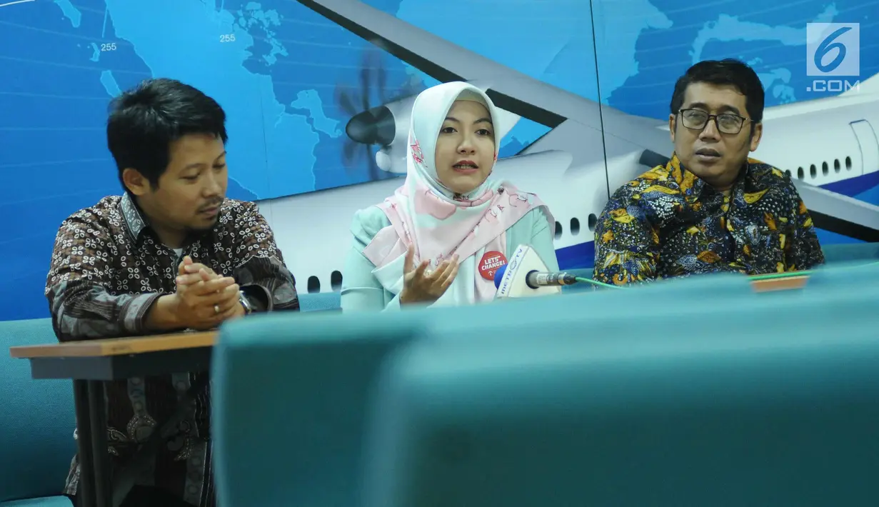 Ketua IKAAT, Endang Pratiwi Septyarini (tengah) memberikan keterangan terkait pelaksanaan Festival Trainer Nasional di Jakarta, Minggu (7/1). Festival Trainer Nasional dilaksanakan serentak di 30 kota besar di Indonesia. (Liputan6.com/Helmi Fithriansyah)