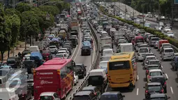 Ratusan kendaraan terjebak kemacetan di tol dalam kota, Jakarta, Kamis (24/12/2015). Libur panjang Natal dan tahun baru yang dimulai hari ini membuat lalu lintas di Jakarta dan sekitarnya terpantau padat. (Liputan6.com/Angga Yuniar)