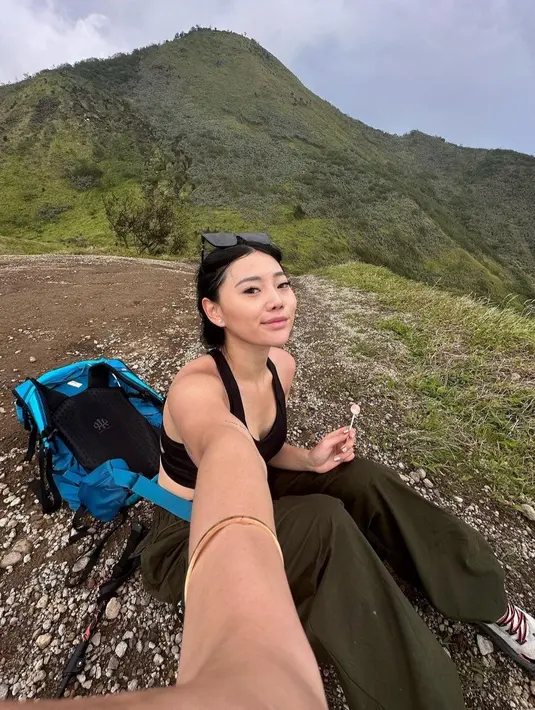 Makin jatuh cinta dengan gunung, akhirnya Wendy Walters mendaki gunung Merbabu yang berada di kawasan Jawa Tengah. [instagram/wendywalters]