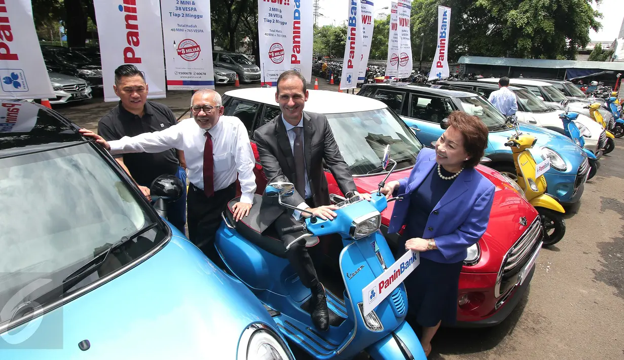 Presdir Panin Bank Herwidayatmo (kemeja putih), Wakil Presdir Panin Bank Roosniati Salihin (baju biru), Managing Director PT Piaggio Marco Nota La Diega (jas abu abu) saat Launching Panin Super Bonanza 2016 di Jakarta, (1/3). (Liputan6.com/Angga Yuniar)