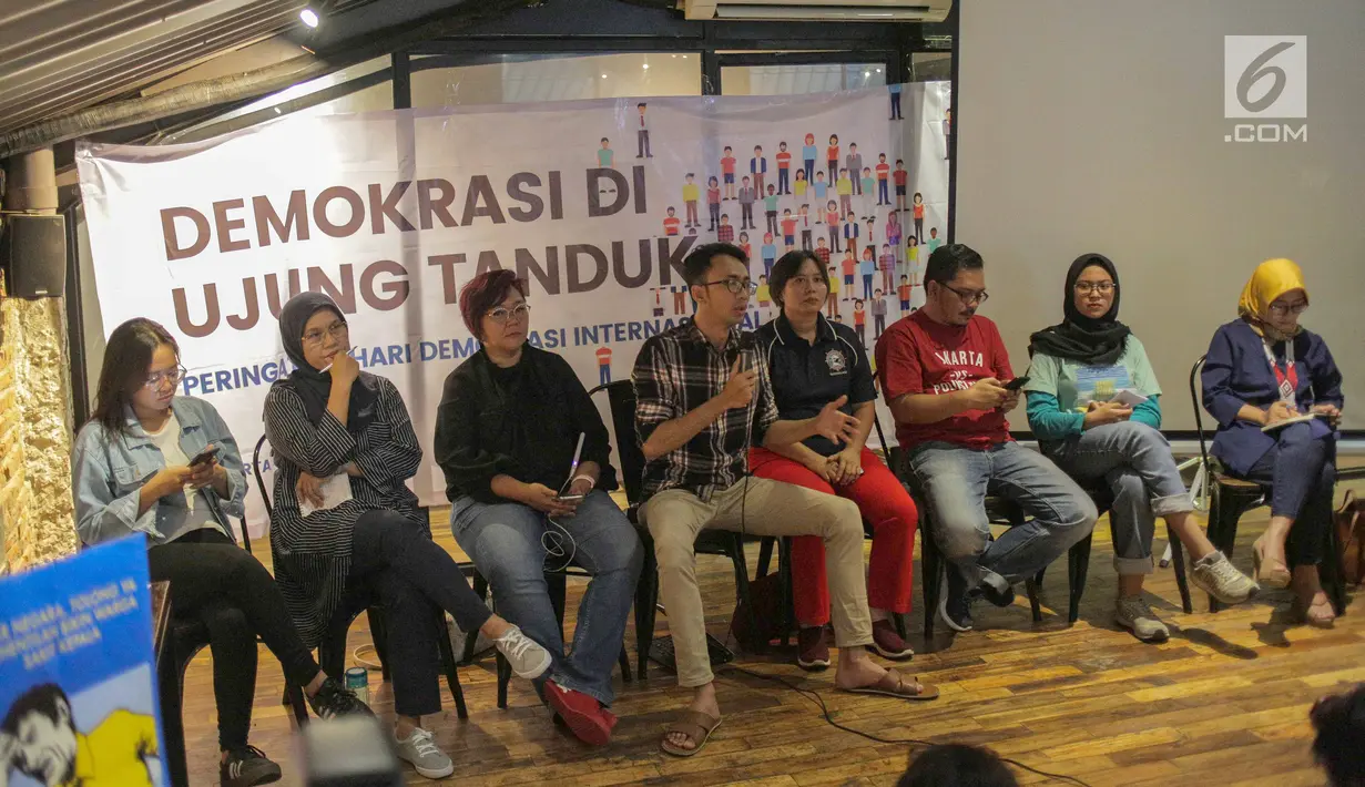 Dirut LBH Jakarta Arif Maulana berbicara dalam konferensi pers bertajuk Demokrasi di Ujung Tanduk, Jakarta, Minggu (15/9/2019). Arief menilai demokrasi Indonesia mengalami kemunduran jika dilihat dari supremasi hukum, kebebasan sipil, partisipasi sipil, dan perlindungan HAM. (Liputan.com/Faizal Fana