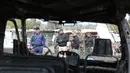 Petugas berada di sekitar lokasi tempat terjadinya serangan bom mobil di permukiman al-Bayaa, Irak, Kamis (16/2). Pihak keamanan dan sumber medis mengatakan sedikitnya 48 orang tewas dan melukai 55. (AP Photo/ Karim Kadim) 
