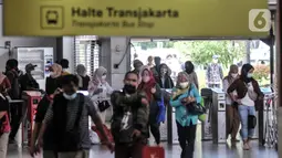 Calon penumpang saat hendak menggunakan KRL di Stasiun Tanah Abang, Jakarta, Selasa (15/3/2022). Program JakLingko mencakup sistem transportasi dengan rute, manajemen, maupun pembayaran terintegrasi. (merdeka.com/Iqbal S. Nugroho)