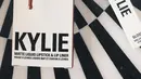 Usaha Lipstick 'Kylie Lip Kit' nya pun selalu terjual habis dan laris manis meskipun baru hitungan jam di pasarkan. (instagram/Bintang.com)