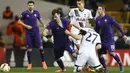 Nikola Kalinic berusaha merebut bola dari kawalan gelandang Tottenham, Erik Lamela di leg kedua babak 32 besar Liga Europa di White Hart Lane, London, Inggris (26/2). Tottenham menang atas Fiorentina dengan skor 3-0. (Reuters/Matius Childs)