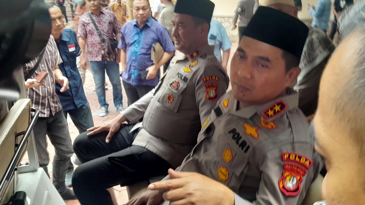 Karyoto belum bersedia mengomentari terkait ketidakhadiran Firli Bahuri dalam pemeriksaan besok. Dia pun meminta semua pihak menunggu pada besok hari.