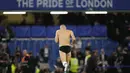 Pemain Chelsea, Mateo Kovacic meninggalkan lapangan setelah memberikan jersey dan celananya kepada para penggemar di akhir laga lanjutan Liga Inggris 2022/2023 antara Manchester United melawan Chelsea di Stadion Stamford Bridge, Sabtu (22/10/2022). (AP/Frank Augstein)