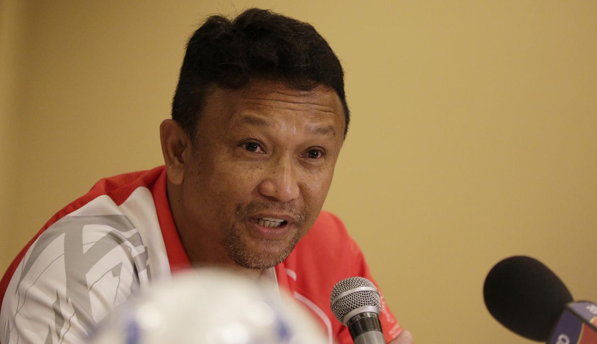 Pelatih Singapura U-22, Fandi Ahmad, memberikan keterangan pers di Hotel Century Park, Manila, Minggu (24/11). Cabang sepak bola SEA Games 2019 akan mulai bertanding Senin (25/11). (Bola.com/M Iqbal Ichsan)