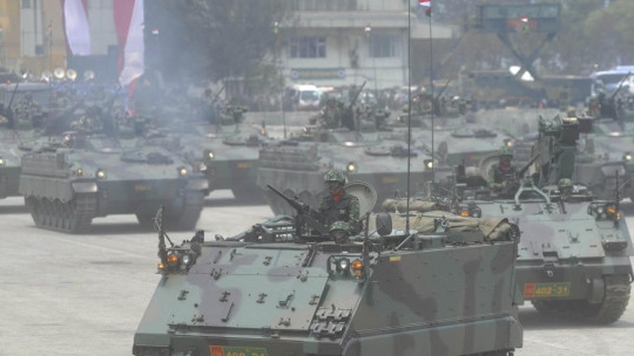 Menyaksikan ganasnya parade kendaraan tempur TNI